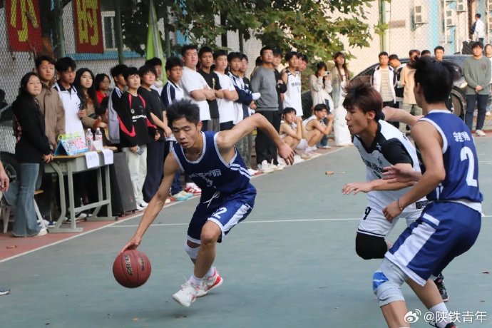 NBA季后赛场上硝烟弥漫，各队实力强劲，精彩纷呈