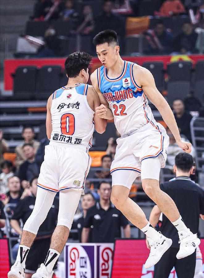 新疆男篮在今晚比赛中双杀上海队，一路领先