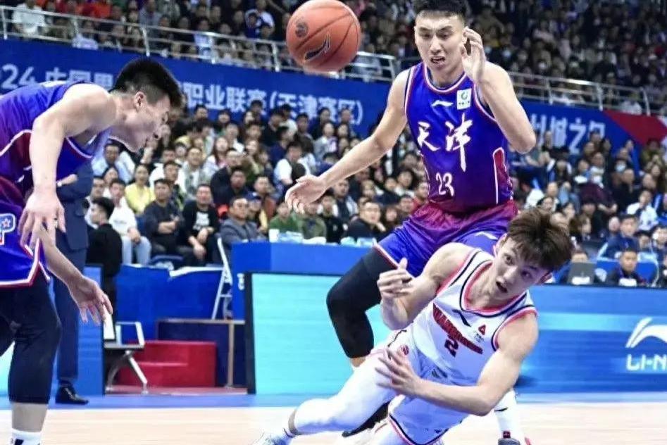 瑞德发挥出色，球队整体表现引得现场观众震惊不已